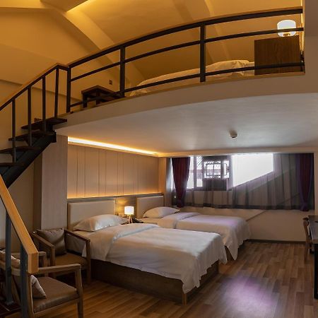 The Hump Hostel 驼峰客栈 Кунмин Екстериор снимка