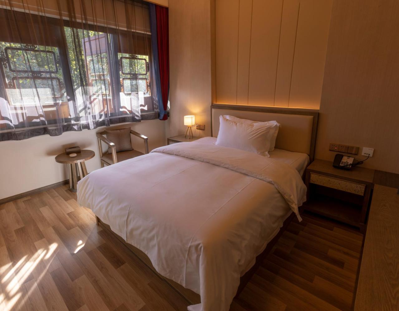 The Hump Hostel 驼峰客栈 Кунмин Екстериор снимка