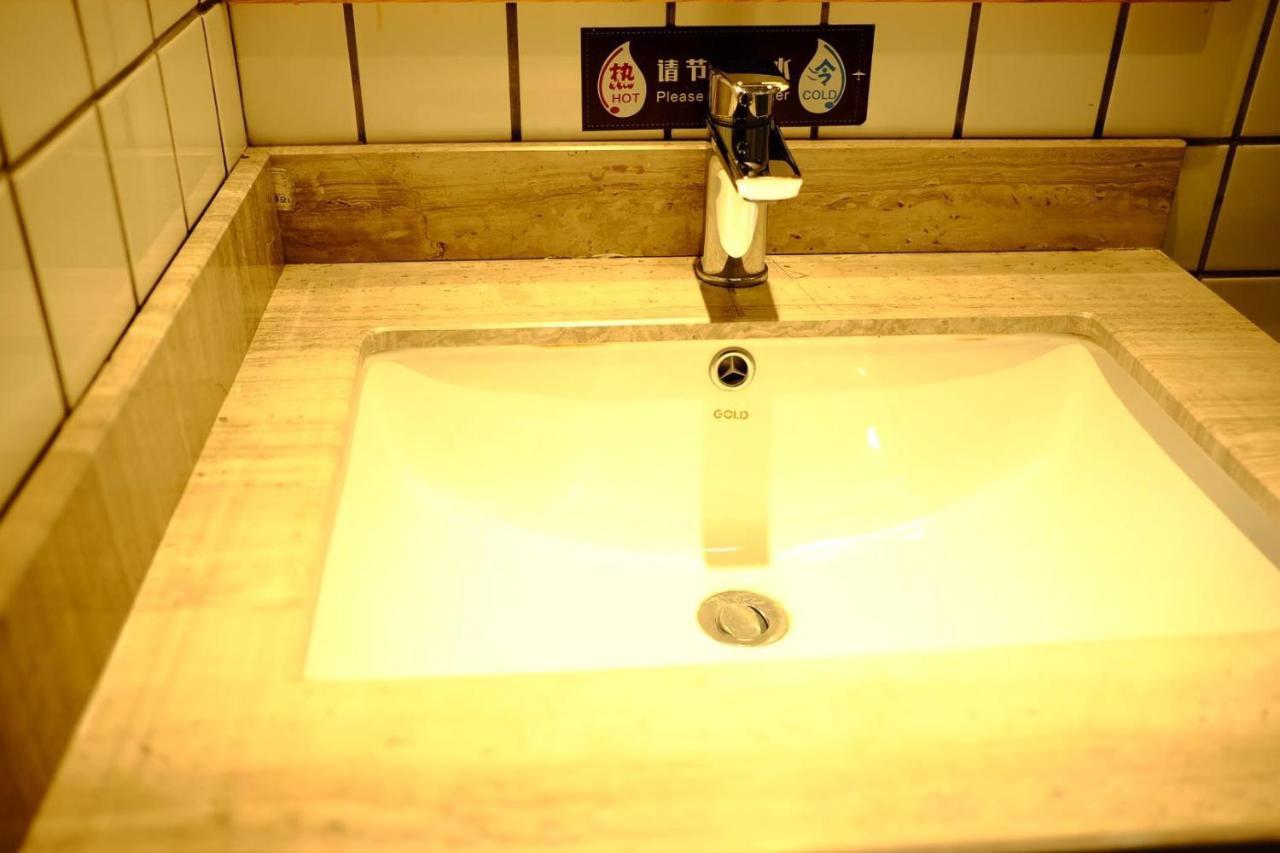 The Hump Hostel 驼峰客栈 Кунмин Екстериор снимка