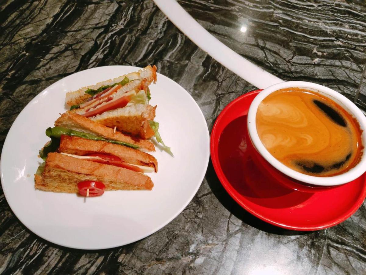 The Hump Hostel 驼峰客栈 Кунмин Екстериор снимка